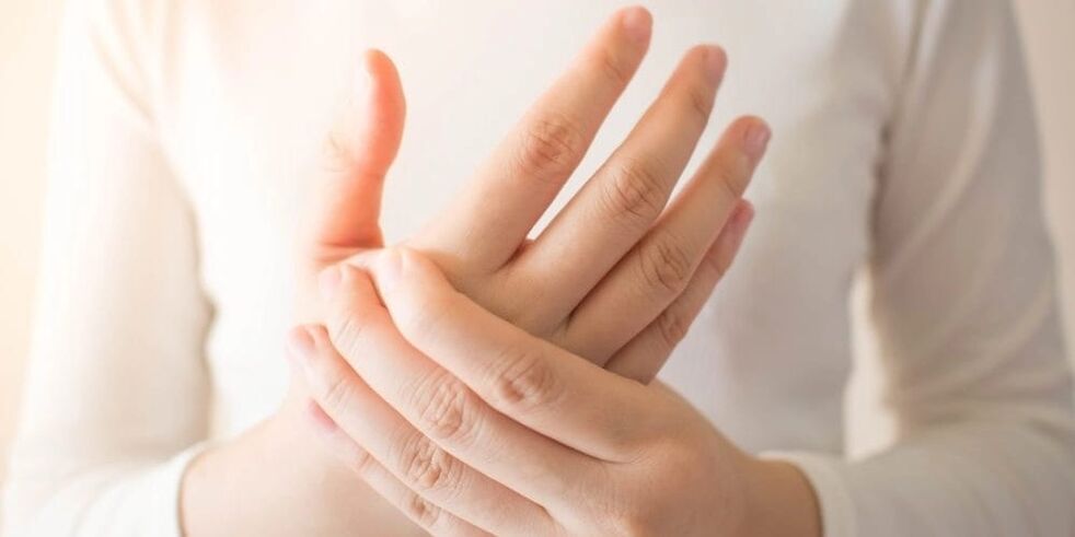 With gout, acute pain occurs in the finger joints, accompanied by bone growth on the phalanges.